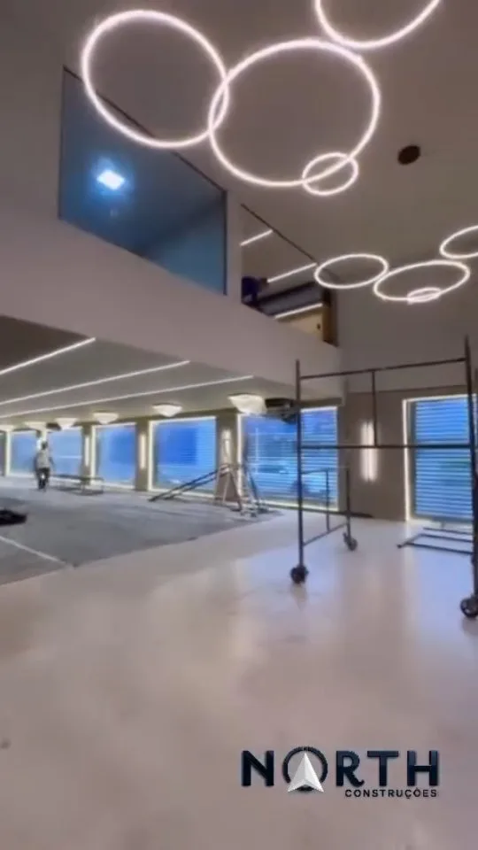 Espaço comercial de pé-direito duplo